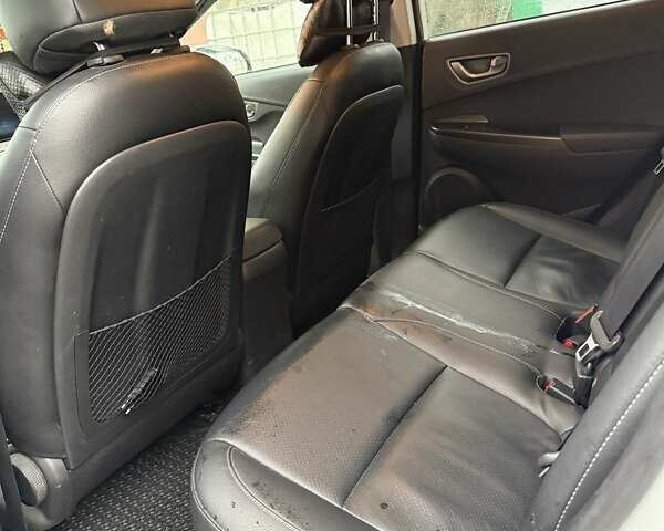 Білий Хендай Kona, об'ємом двигуна 0 л та пробігом 121 тис. км за 17500 $, фото 9 на Automoto.ua