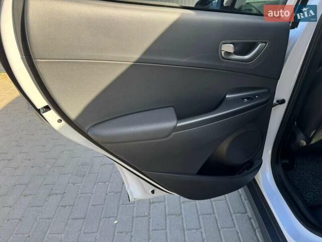 Белый Хендай Kona, объемом двигателя 0 л и пробегом 71 тыс. км за 18900 $, фото 30 на Automoto.ua