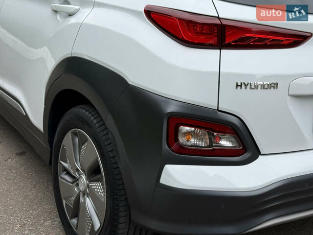 Білий Хендай Kona, об'ємом двигуна 0 л та пробігом 95 тис. км за 18150 $, фото 9 на Automoto.ua