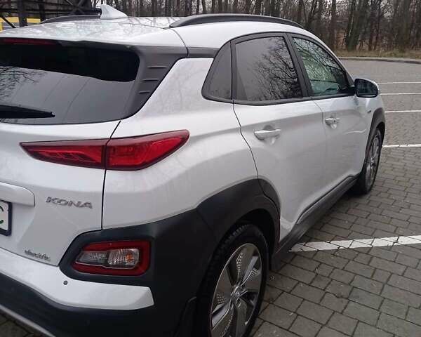 Білий Хендай Kona, об'ємом двигуна 0 л та пробігом 93 тис. км за 18950 $, фото 65 на Automoto.ua