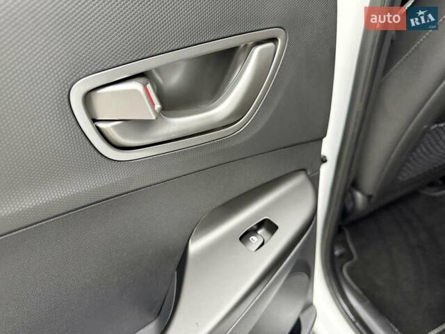 Белый Хендай Kona, объемом двигателя 0 л и пробегом 115 тыс. км за 17250 $, фото 89 на Automoto.ua