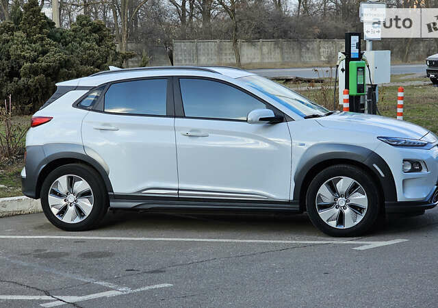 Білий Хендай Kona, об'ємом двигуна 0 л та пробігом 60 тис. км за 24500 $, фото 2 на Automoto.ua