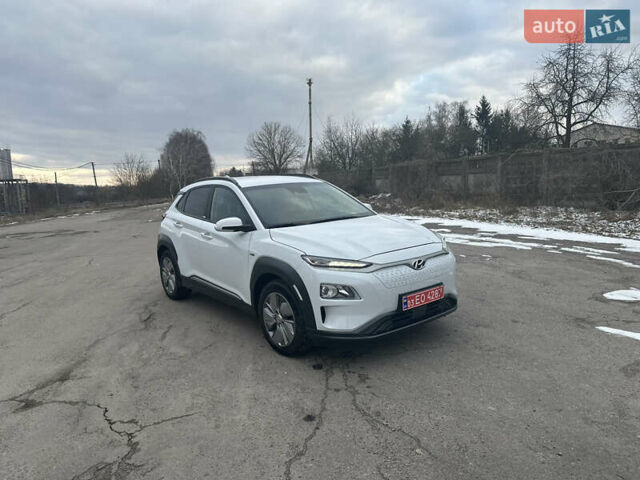 Белый Хендай Kona, объемом двигателя 0 л и пробегом 51 тыс. км за 15100 $, фото 3 на Automoto.ua
