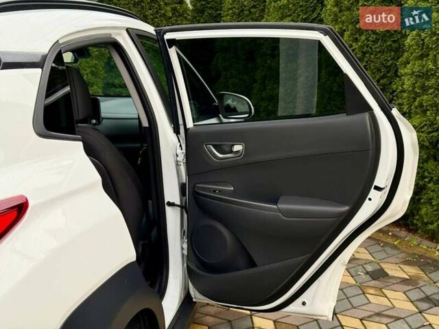 Белый Хендай Kona, объемом двигателя 0 л и пробегом 70 тыс. км за 17700 $, фото 23 на Automoto.ua