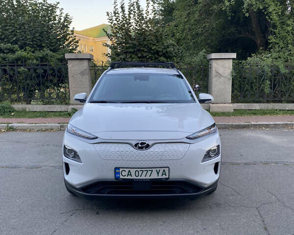 Белый Хендай Kona, объемом двигателя 0 л и пробегом 64 тыс. км за 18900 $, фото 1 на Automoto.ua