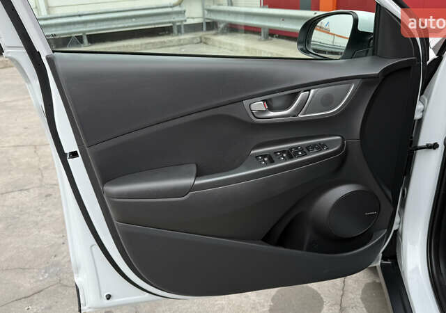 Белый Хендай Kona, объемом двигателя 0 л и пробегом 70 тыс. км за 16950 $, фото 18 на Automoto.ua