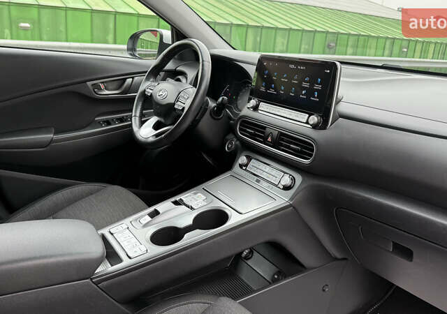 Белый Хендай Kona, объемом двигателя 0 л и пробегом 70 тыс. км за 16950 $, фото 61 на Automoto.ua