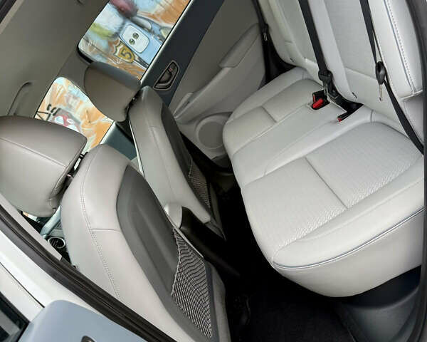 Білий Хендай Kona, об'ємом двигуна 0 л та пробігом 125 тис. км за 16999 $, фото 26 на Automoto.ua