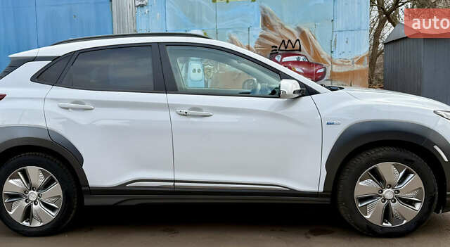 Білий Хендай Kona, об'ємом двигуна 0 л та пробігом 125 тис. км за 16999 $, фото 7 на Automoto.ua
