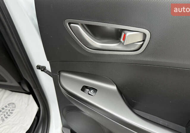 Белый Хендай Kona, объемом двигателя 0 л и пробегом 70 тыс. км за 16950 $, фото 50 на Automoto.ua