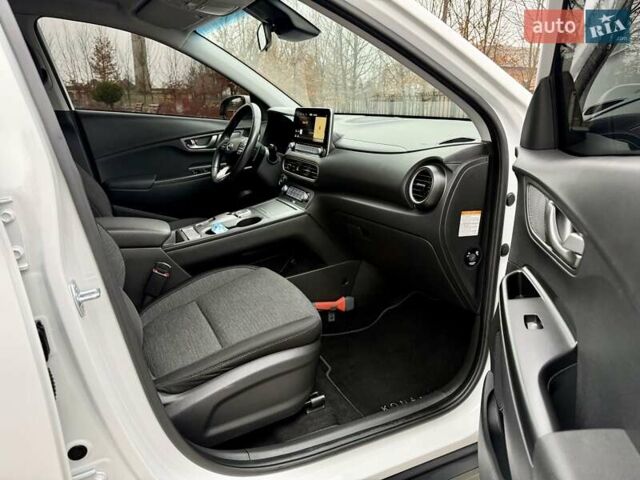 Белый Хендай Kona, объемом двигателя 0 л и пробегом 115 тыс. км за 17250 $, фото 72 на Automoto.ua