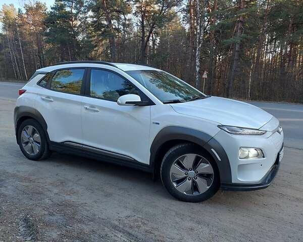 Белый Хендай Kona, объемом двигателя 0 л и пробегом 98 тыс. км за 13900 $, фото 3 на Automoto.ua