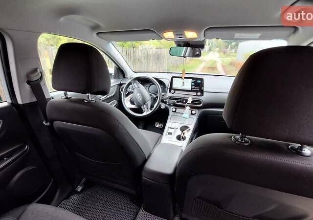 Белый Хендай Kona, объемом двигателя 0 л и пробегом 55 тыс. км за 16500 $, фото 2 на Automoto.ua