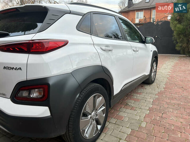 Белый Хендай Kona, объемом двигателя 0 л и пробегом 109 тыс. км за 16396 $, фото 3 на Automoto.ua