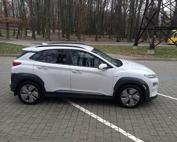 Білий Хендай Kona, об'ємом двигуна 0 л та пробігом 93 тис. км за 18950 $, фото 56 на Automoto.ua
