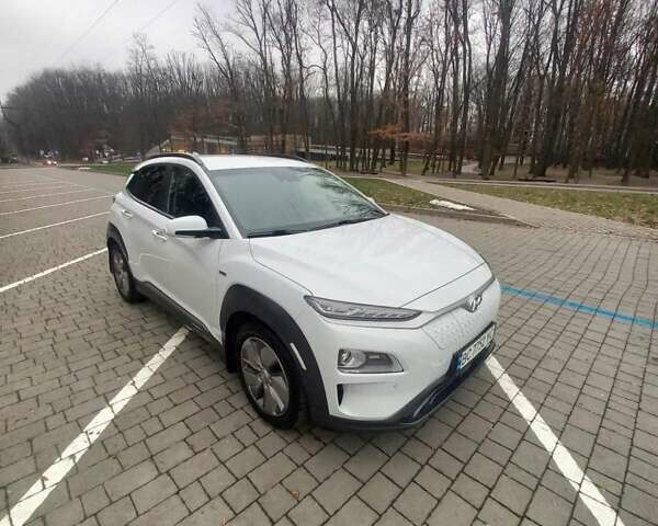 Білий Хендай Kona, об'ємом двигуна 0 л та пробігом 93 тис. км за 18950 $, фото 77 на Automoto.ua