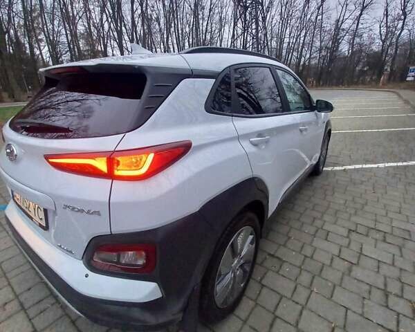 Білий Хендай Kona, об'ємом двигуна 0 л та пробігом 93 тис. км за 18950 $, фото 26 на Automoto.ua