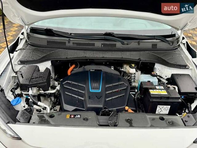 Белый Хендай Kona, объемом двигателя 0 л и пробегом 70 тыс. км за 17700 $, фото 37 на Automoto.ua