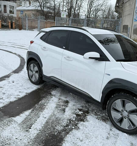 Белый Хендай Kona, объемом двигателя 0 л и пробегом 43 тыс. км за 19000 $, фото 2 на Automoto.ua
