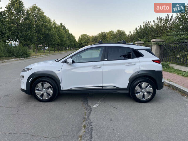 Белый Хендай Kona, объемом двигателя 0 л и пробегом 64 тыс. км за 18900 $, фото 7 на Automoto.ua