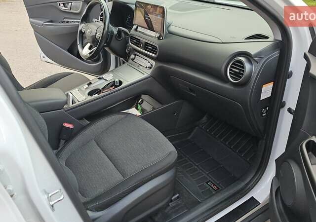 Білий Хендай Kona, об'ємом двигуна 0 л та пробігом 43 тис. км за 18350 $, фото 11 на Automoto.ua
