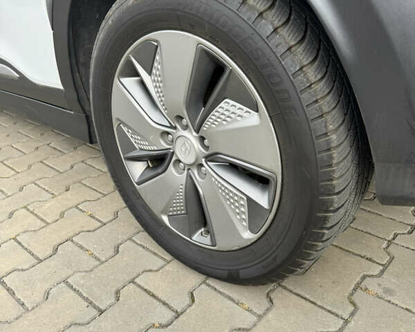 Білий Хендай Kona, об'ємом двигуна 0 л та пробігом 120 тис. км за 16700 $, фото 8 на Automoto.ua
