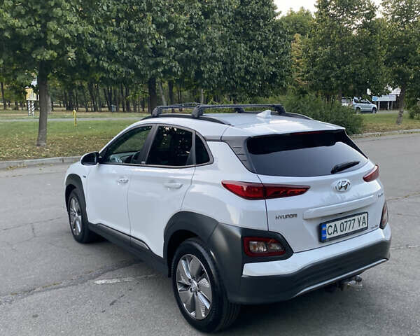Белый Хендай Kona, объемом двигателя 0 л и пробегом 64 тыс. км за 18900 $, фото 6 на Automoto.ua