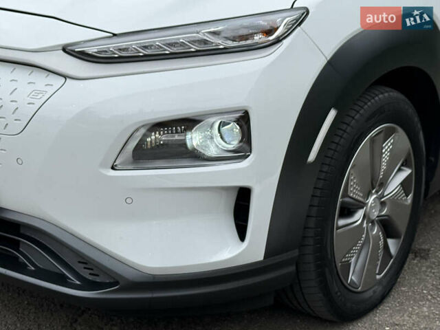 Білий Хендай Kona, об'ємом двигуна 0 л та пробігом 95 тис. км за 18150 $, фото 7 на Automoto.ua