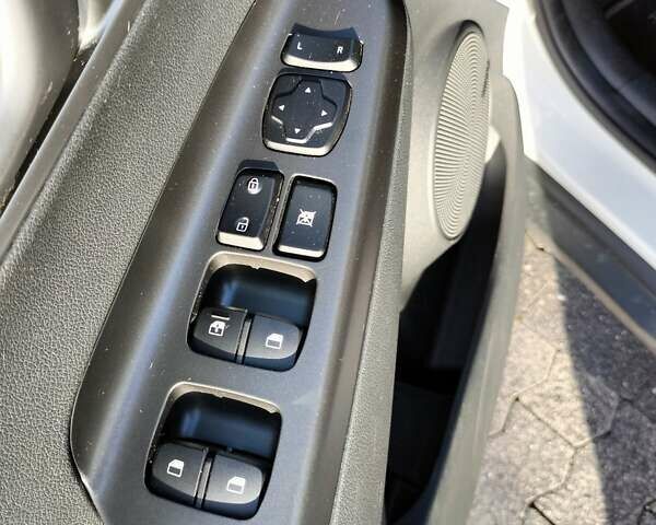 Білий Хендай Kona, об'ємом двигуна 0 л та пробігом 149 тис. км за 17000 $, фото 19 на Automoto.ua