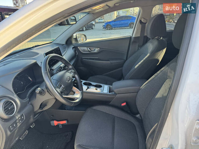 Білий Хендай Kona, об'ємом двигуна 0 л та пробігом 64 тис. км за 17500 $, фото 7 на Automoto.ua