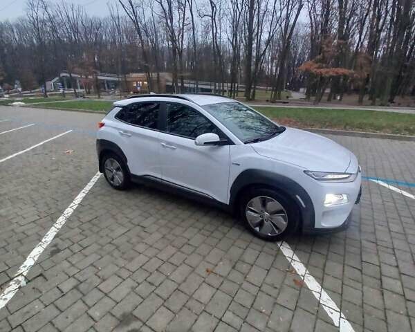 Білий Хендай Kona, об'ємом двигуна 0 л та пробігом 93 тис. км за 18950 $, фото 15 на Automoto.ua