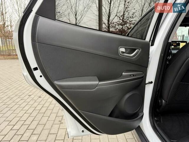 Белый Хендай Kona, объемом двигателя 0 л и пробегом 115 тыс. км за 17250 $, фото 88 на Automoto.ua