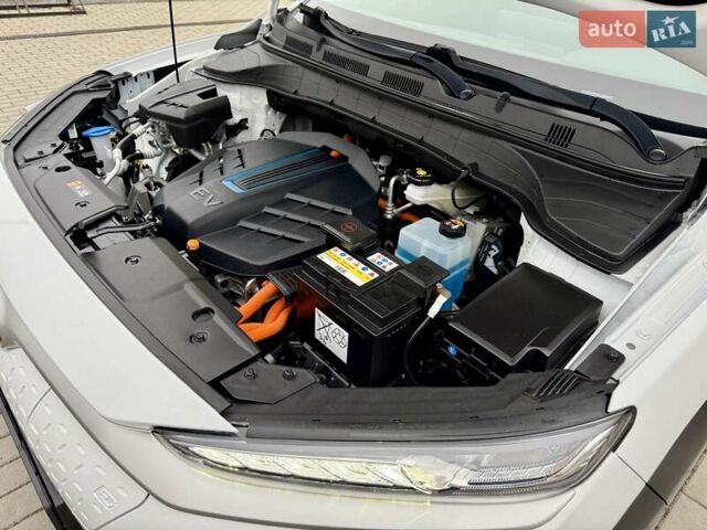 Белый Хендай Kona, объемом двигателя 0 л и пробегом 115 тыс. км за 17250 $, фото 104 на Automoto.ua