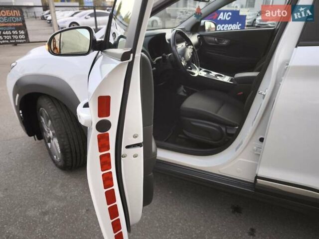 Белый Хендай Kona, объемом двигателя 0 л и пробегом 129 тыс. км за 17777 $, фото 32 на Automoto.ua