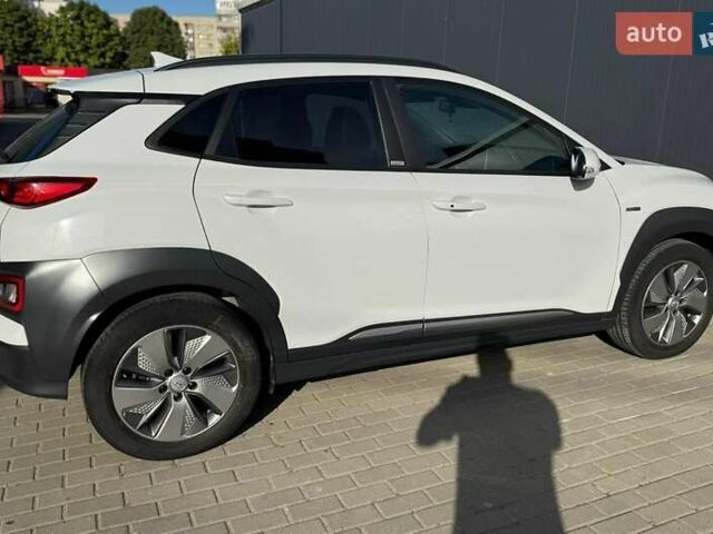 Белый Хендай Kona, объемом двигателя 0 л и пробегом 71 тыс. км за 18900 $, фото 18 на Automoto.ua