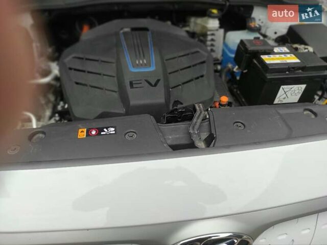 Белый Хендай Kona, объемом двигателя 0 л и пробегом 149 тыс. км за 17400 $, фото 2 на Automoto.ua