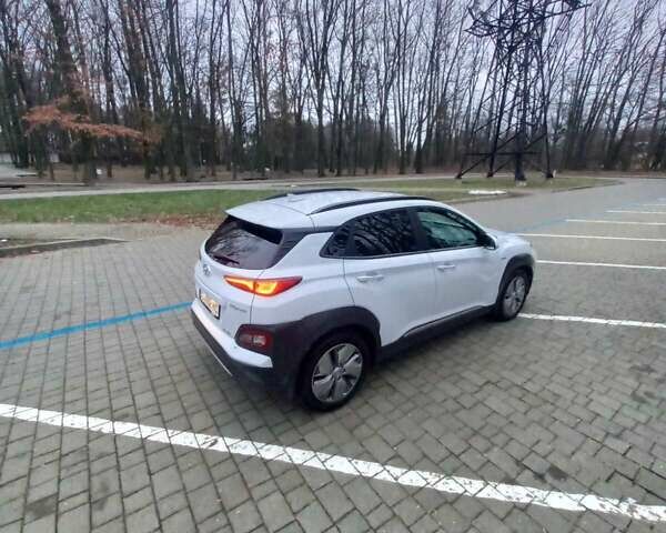 Білий Хендай Kona, об'ємом двигуна 0 л та пробігом 93 тис. км за 18950 $, фото 24 на Automoto.ua