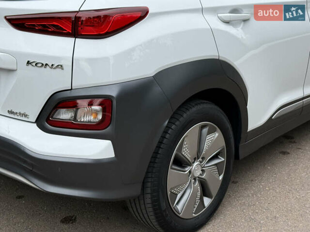 Білий Хендай Kona, об'ємом двигуна 0 л та пробігом 95 тис. км за 18150 $, фото 8 на Automoto.ua