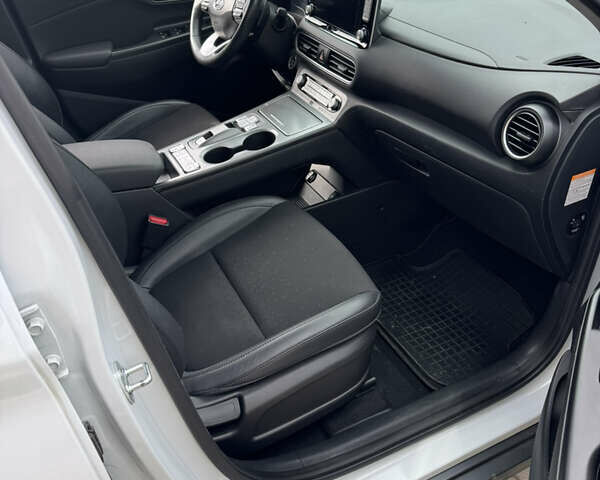 Білий Хендай Kona, об'ємом двигуна 0 л та пробігом 120 тис. км за 16700 $, фото 6 на Automoto.ua
