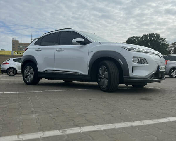 Белый Хендай Kona, объемом двигателя 0 л и пробегом 102 тыс. км за 15500 $, фото 4 на Automoto.ua