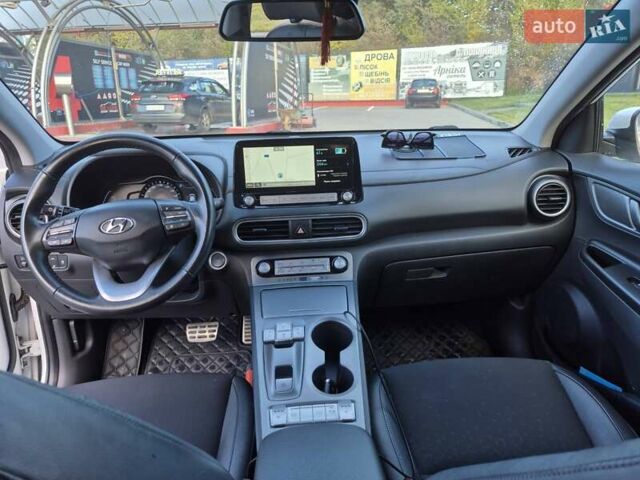 Белый Хендай Kona, объемом двигателя 0 л и пробегом 98 тыс. км за 17200 $, фото 7 на Automoto.ua