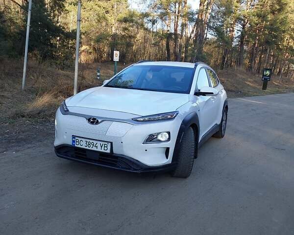 Белый Хендай Kona, объемом двигателя 0 л и пробегом 98 тыс. км за 13900 $, фото 2 на Automoto.ua