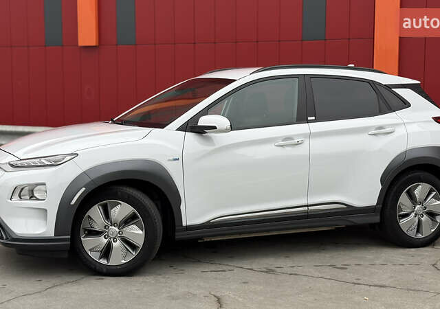 Белый Хендай Kona, объемом двигателя 0 л и пробегом 70 тыс. км за 16950 $, фото 5 на Automoto.ua