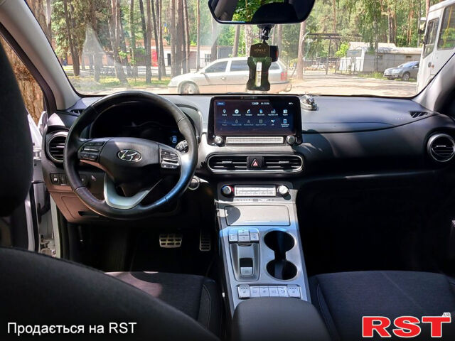 Белый Хендай Kona, объемом двигателя 0.15 л и пробегом 85 тыс. км за 15700 $, фото 4 на Automoto.ua