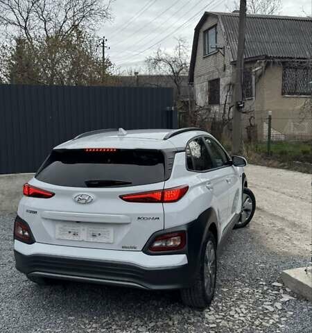 Білий Хендай Kona, об'ємом двигуна 0 л та пробігом 32 тис. км за 16500 $, фото 9 на Automoto.ua