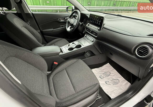 Белый Хендай Kona, объемом двигателя 0 л и пробегом 70 тыс. км за 16950 $, фото 59 на Automoto.ua