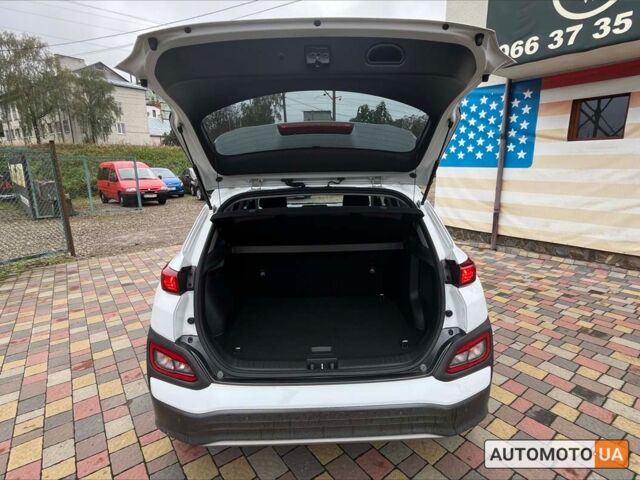 Білий Хендай Kona, об'ємом двигуна 39 л та пробігом 46 тис. км за 16999 $, фото 8 на Automoto.ua