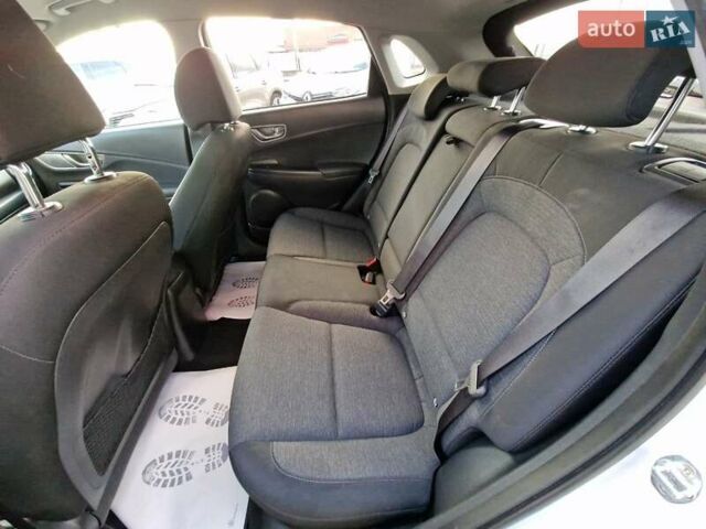Белый Хендай Kona, объемом двигателя 0 л и пробегом 70 тыс. км за 16500 $, фото 37 на Automoto.ua