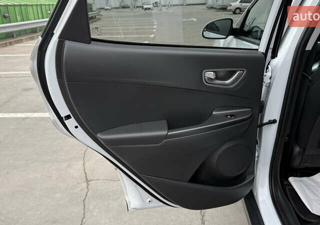 Белый Хендай Kona, объемом двигателя 0 л и пробегом 70 тыс. км за 16950 $, фото 41 на Automoto.ua