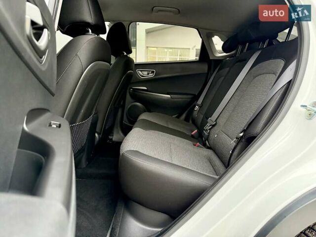 Белый Хендай Kona, объемом двигателя 0 л и пробегом 115 тыс. км за 17250 $, фото 91 на Automoto.ua